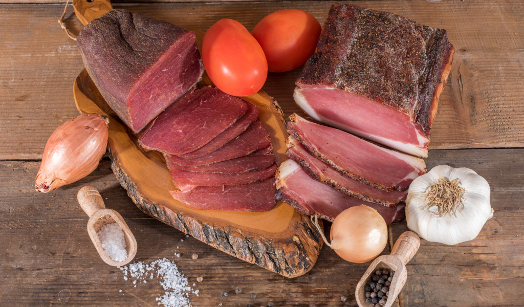 Вкусное вяленое мясо со специями на разделочной доске