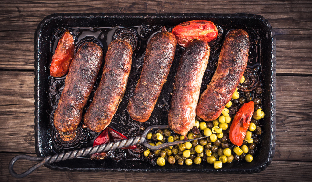 Жареные аппетитные сосиски с овощами 