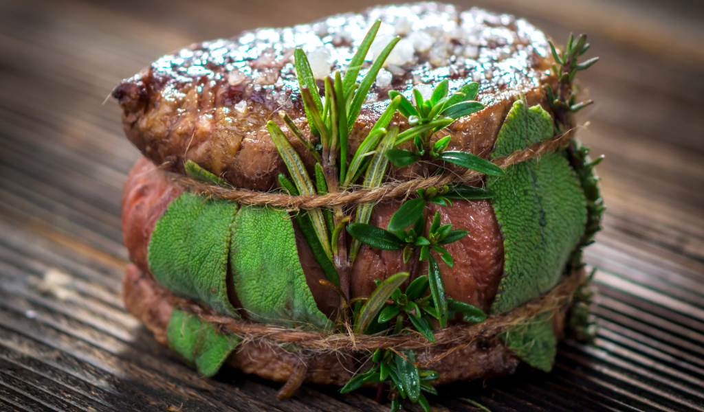 Зажаренный кусок мяса со специями крупным планом