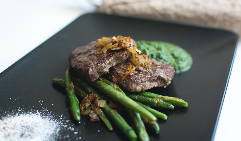 Сочная отбивная с зеленой спаржей и соусом