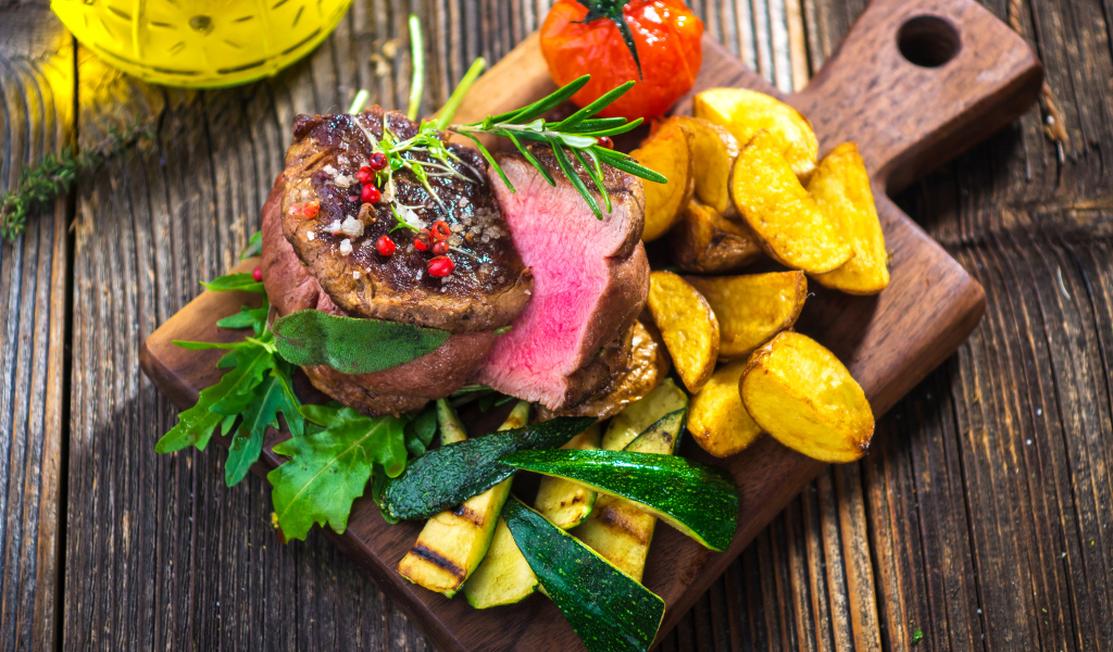 Сочный кусок мяса с картофелем, кабачками и помидорами