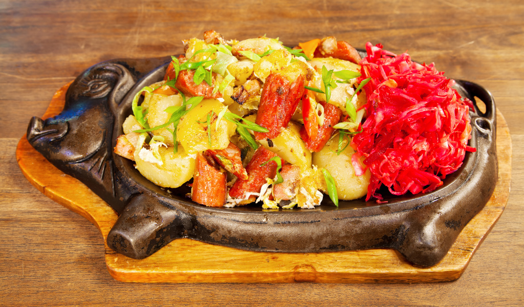 Мясо с овощами в забавном блюде на столе