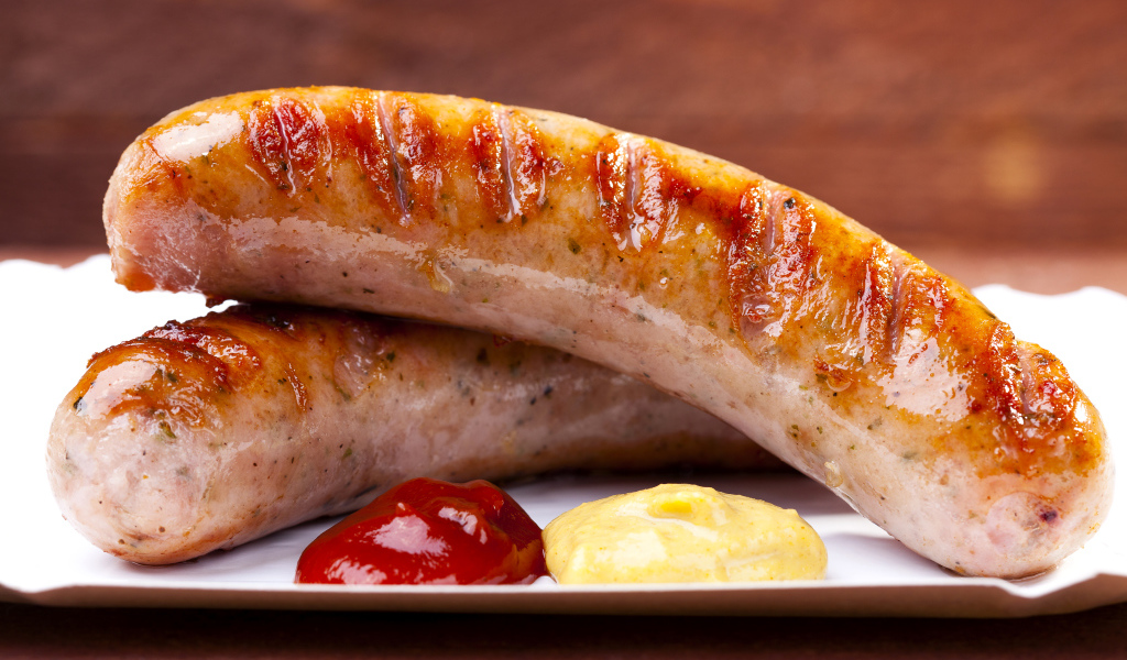 Сосиски барбекю на столе с соусом 