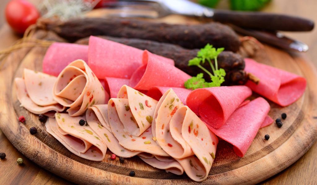 Колбасная нарезка на деревянной доске 