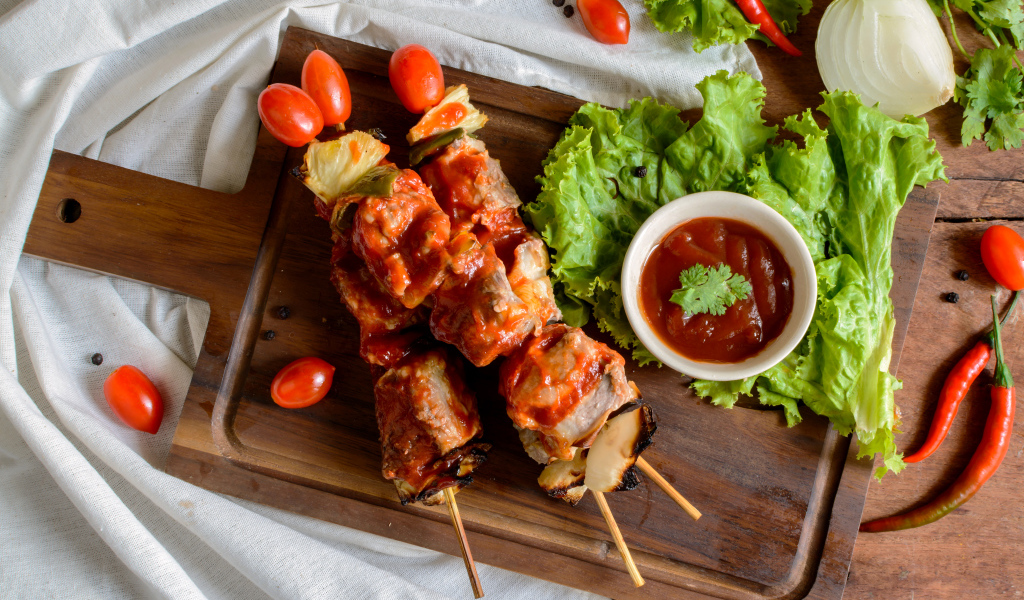 Шашлык на шпажках с томатным соусом  