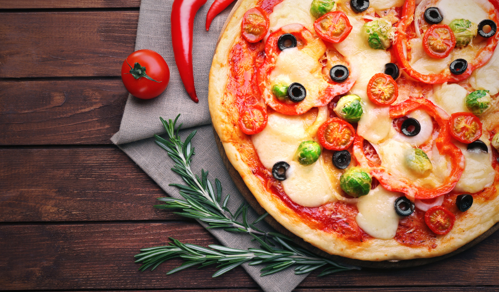 Аппетитная пицца с помидорами и болгарским перцем