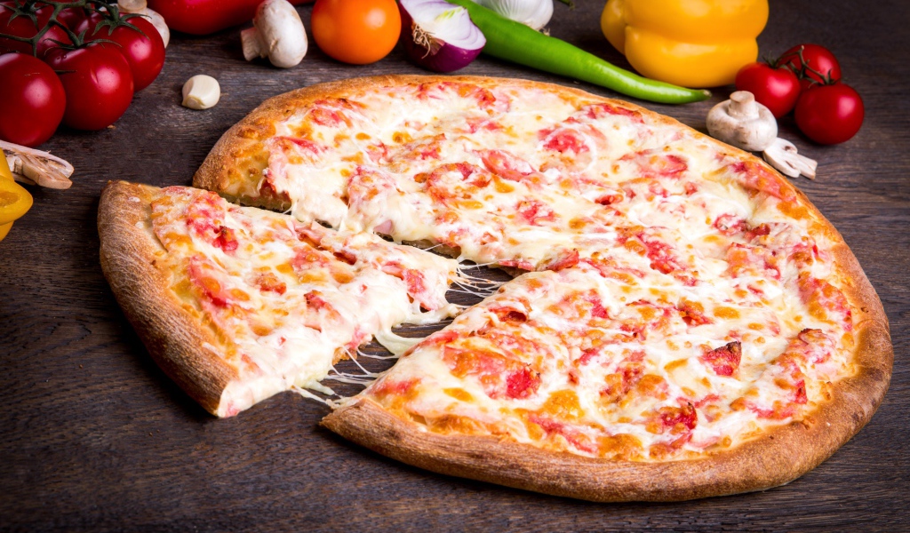 Вкусная горячая пицца с колбасой и сыром 