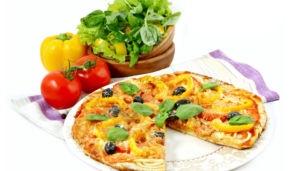 Вкусная пицца со свежими помидорами и перцем 