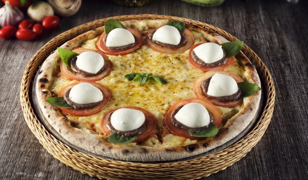 Свежая пицца с сыром и помидорами 