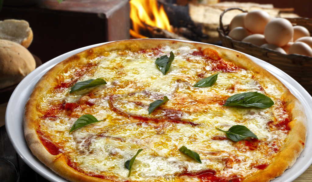 Горячая пицца с помидорами  и сыром 