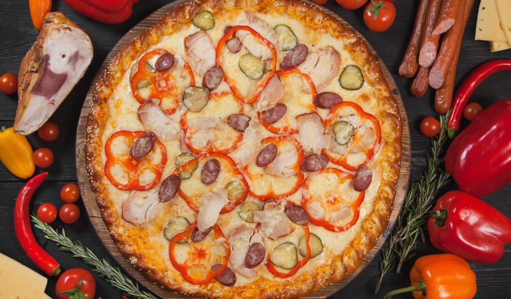 Пицца со сладким перцем, солеными огурцами и колбасками