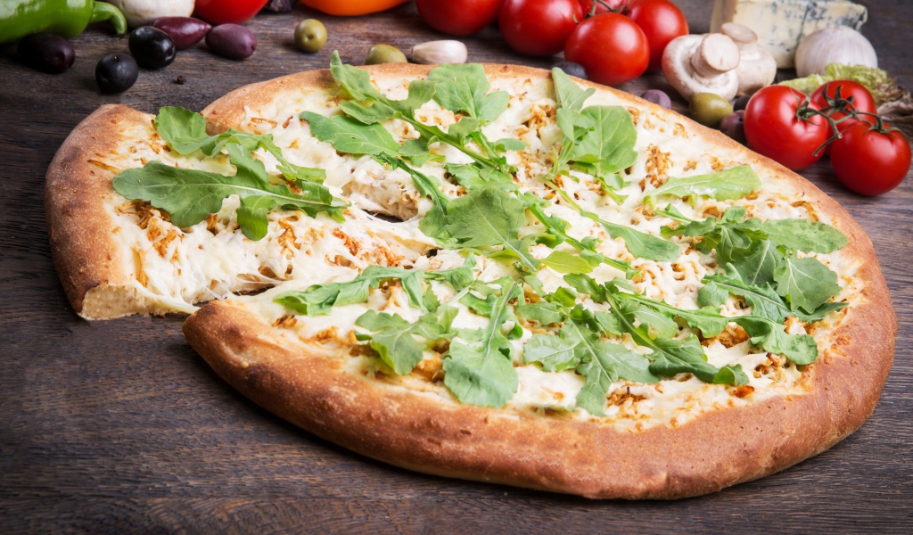 Румяная пицца с сыром,  томатами и зеленью 