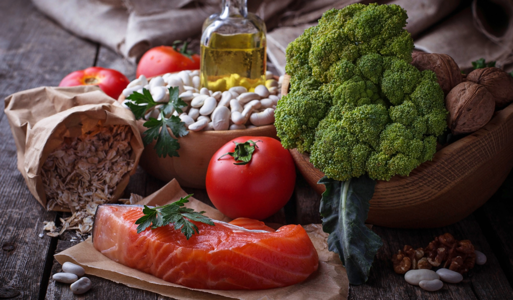 Кусок красной рыбы на столе с овощами