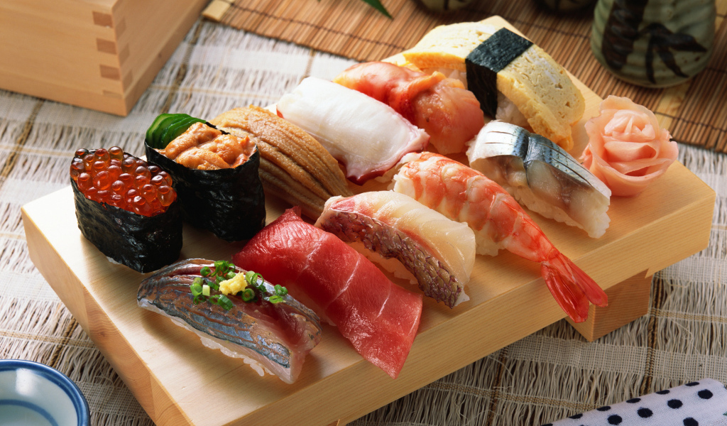 Аппетитные японские суши на деревянной доске