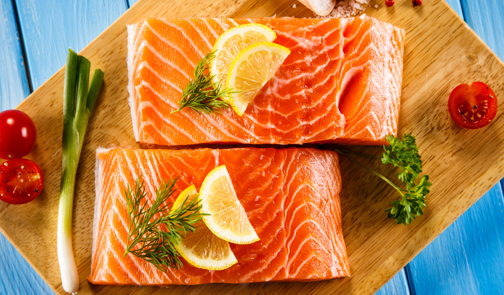 Аппетитные кусочки красной рыбы с лимоном 