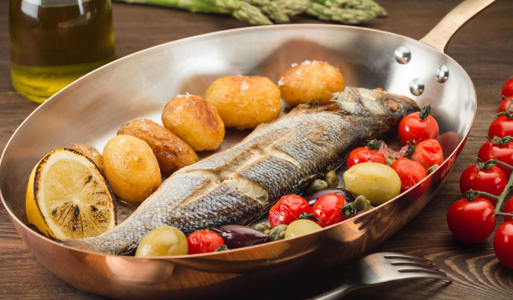 Рыба запеченная с картофелем, лимоном и помидорами