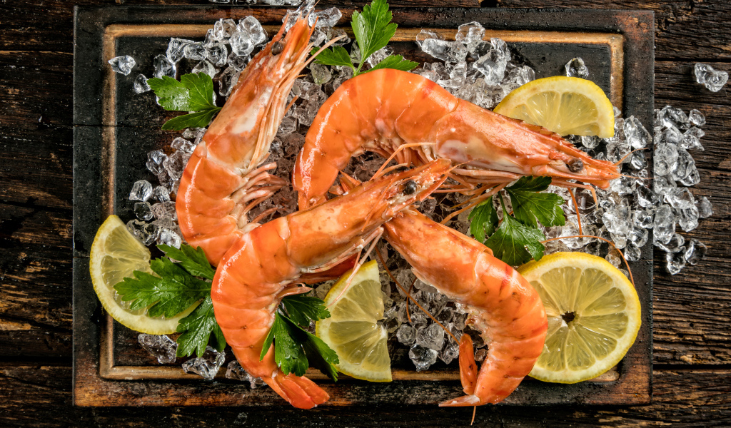 Вареные креветки с лимоном 