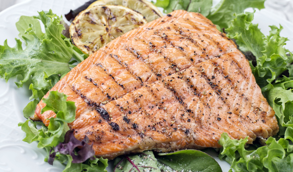 Вкусный кусок жареной рыбы со специями