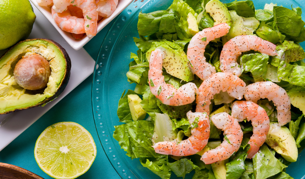 Вкусный салат с авокадо, лимоном  и креветками 