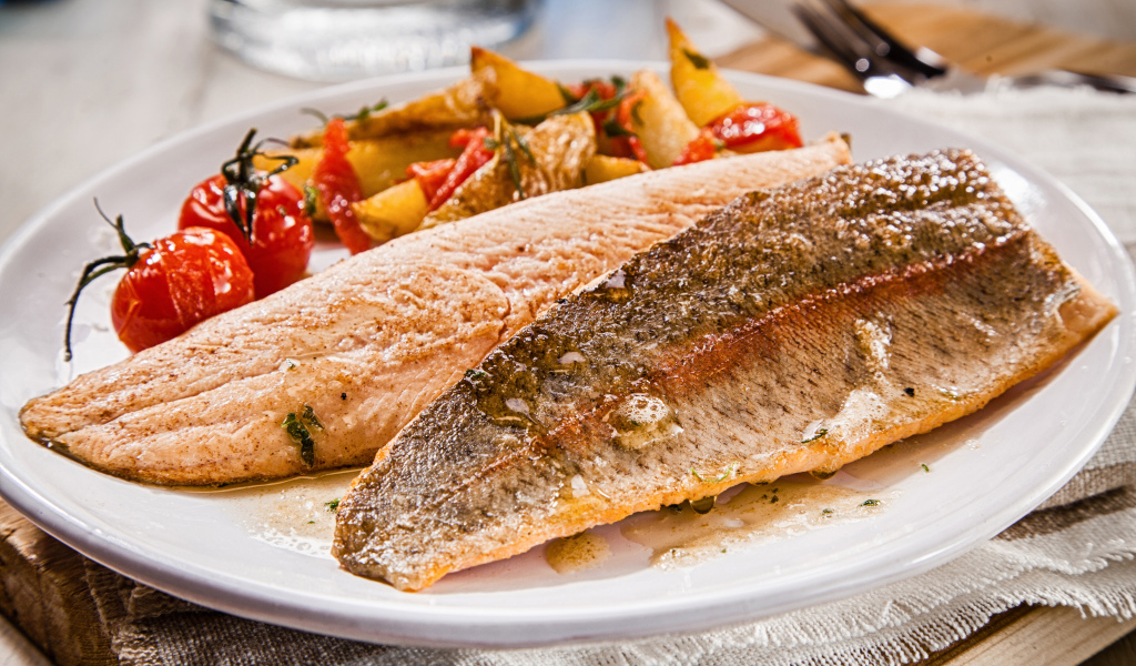 Жареное филе рыбы с овощами