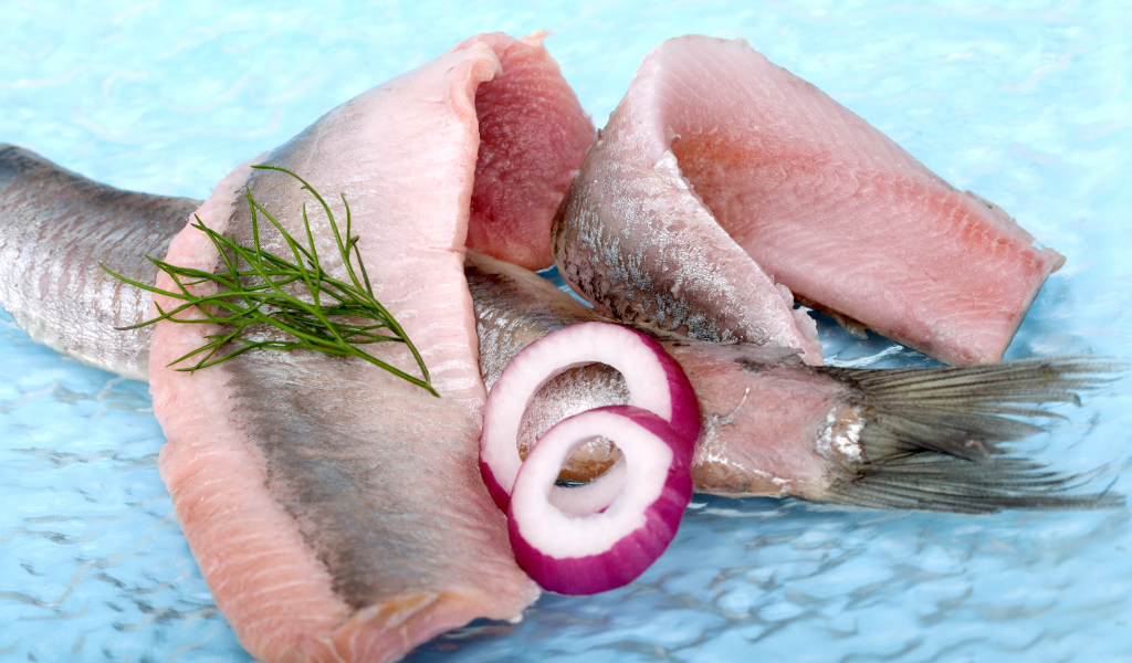 Филе сельди с кольцами лука и зеленью укропа