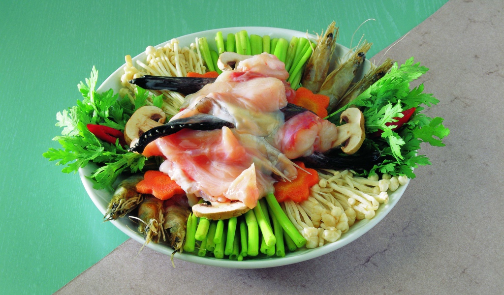 Тарелка с морепродуктами,  грибами и зеленью