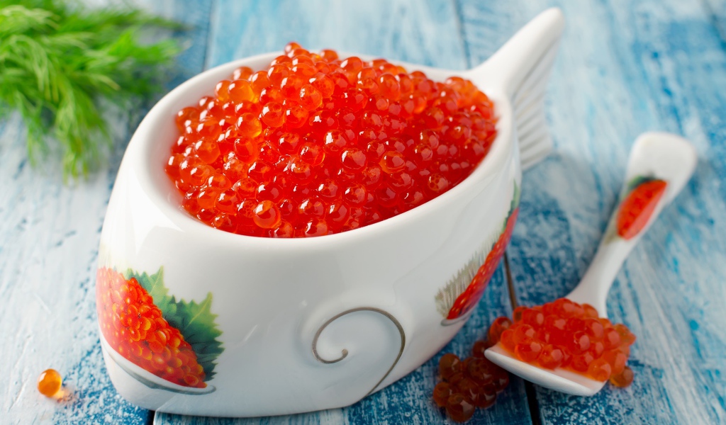 Красная икра с ложкой с пиале