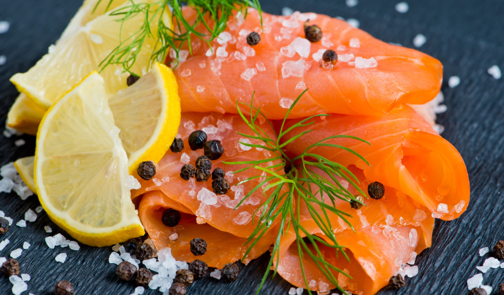 Красная рыба с солью и лимоном 