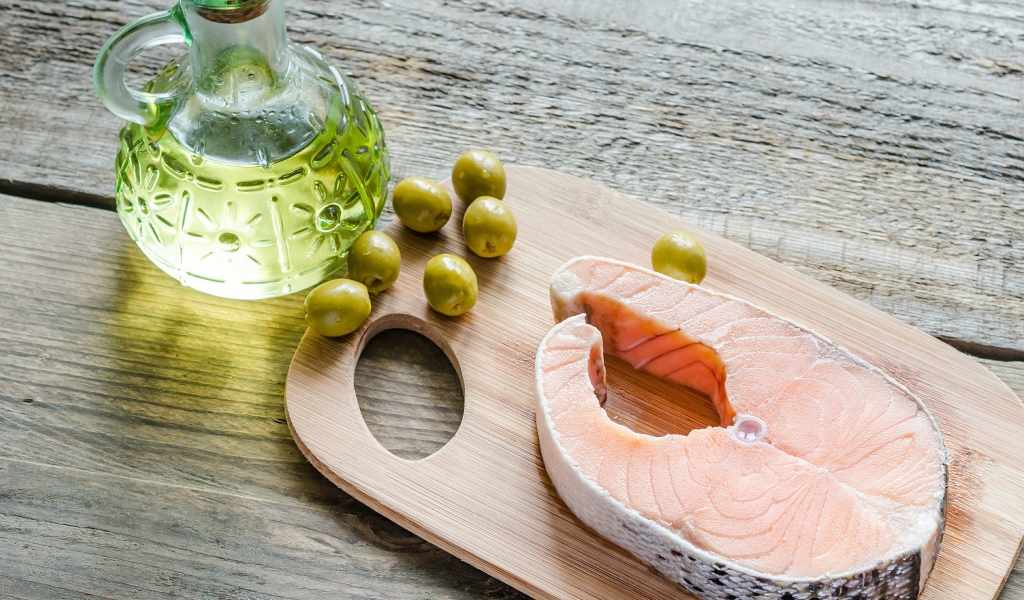 Стейк из лосося с оливками и оливковым маслом