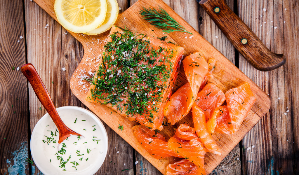 Кусочек аппетитной красной рыбы с укропом 