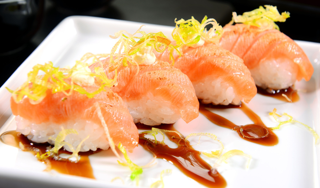 Суши с соевым соусом на белой тарелке