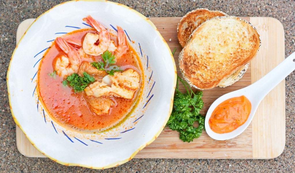 Томатный суп с креветками и гренками