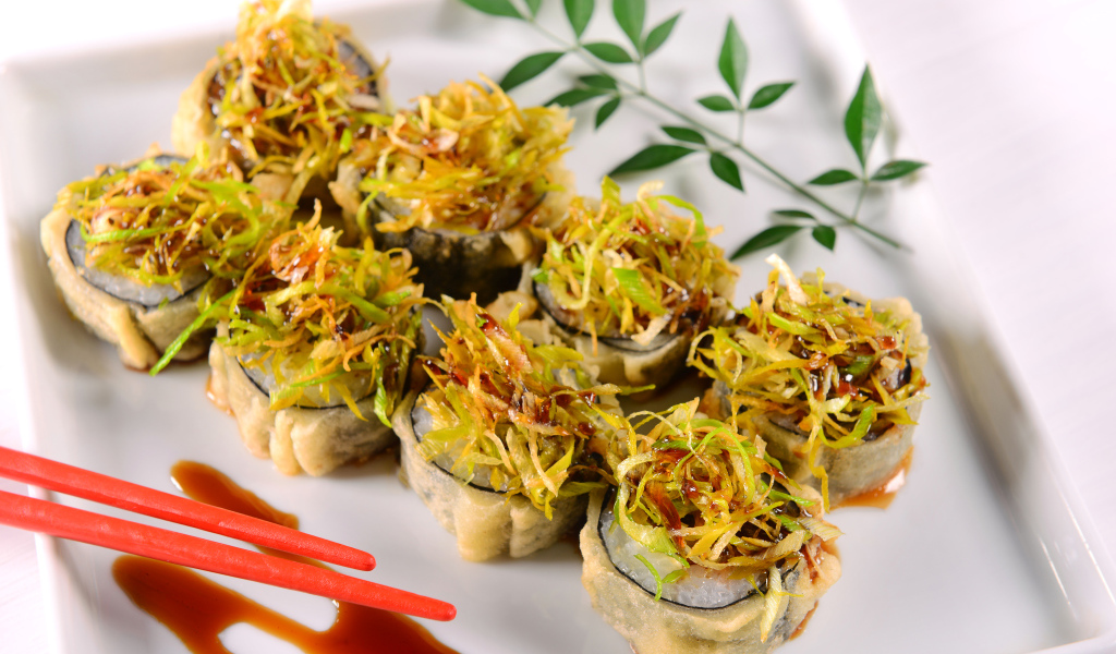 Горячие суши с овощами на белой тарелке 