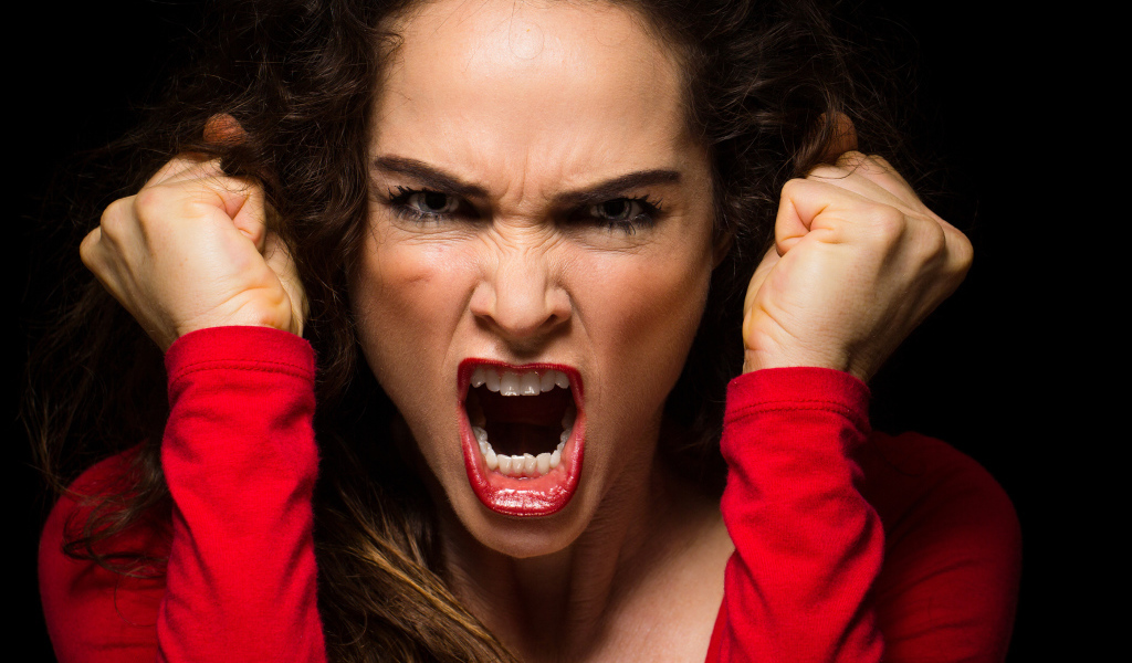 Эмоции на лице девушки в красном платье