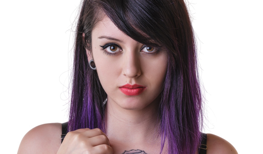 Девушка с татуировкой и крашеными волосами 