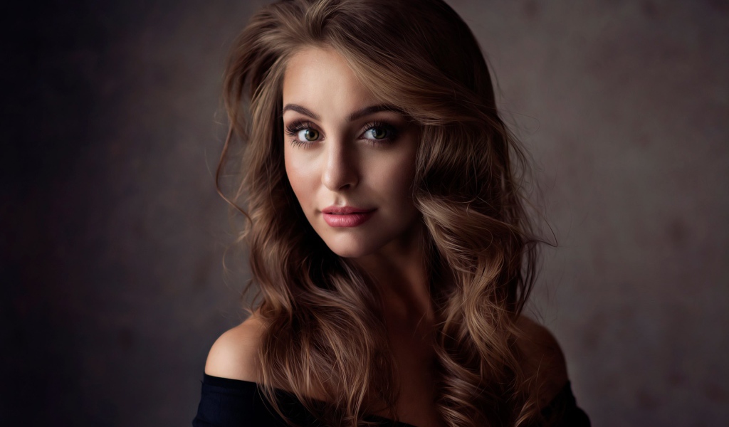 Милая девушка брюнетка с волнистыми волосами 