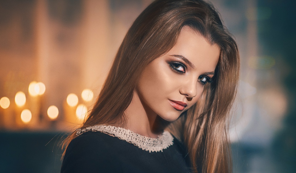 Девушка с красивыми глазами  и длинными волосами 