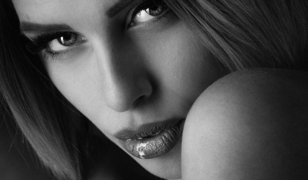 Взгляд красивой молодой девушки черно белое фото 