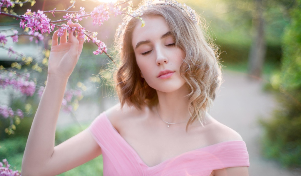 Нежная молодая девушка в розовом платье 