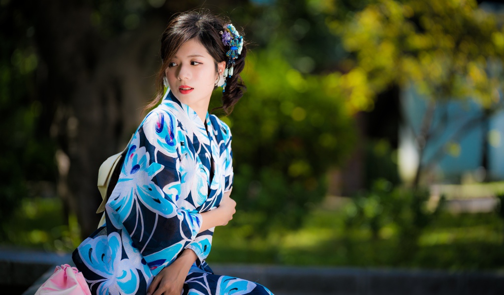 Молодая девушка азиатка в красивом кимоно