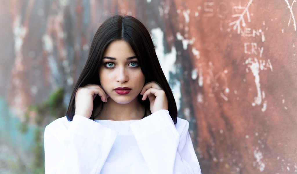 Молодая девушка с бордовыми губами в белом наряде 