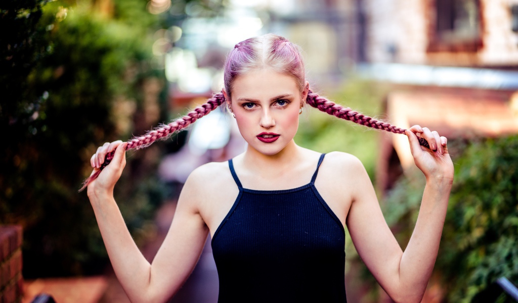 Молодая девушка с розовыми косами на голове