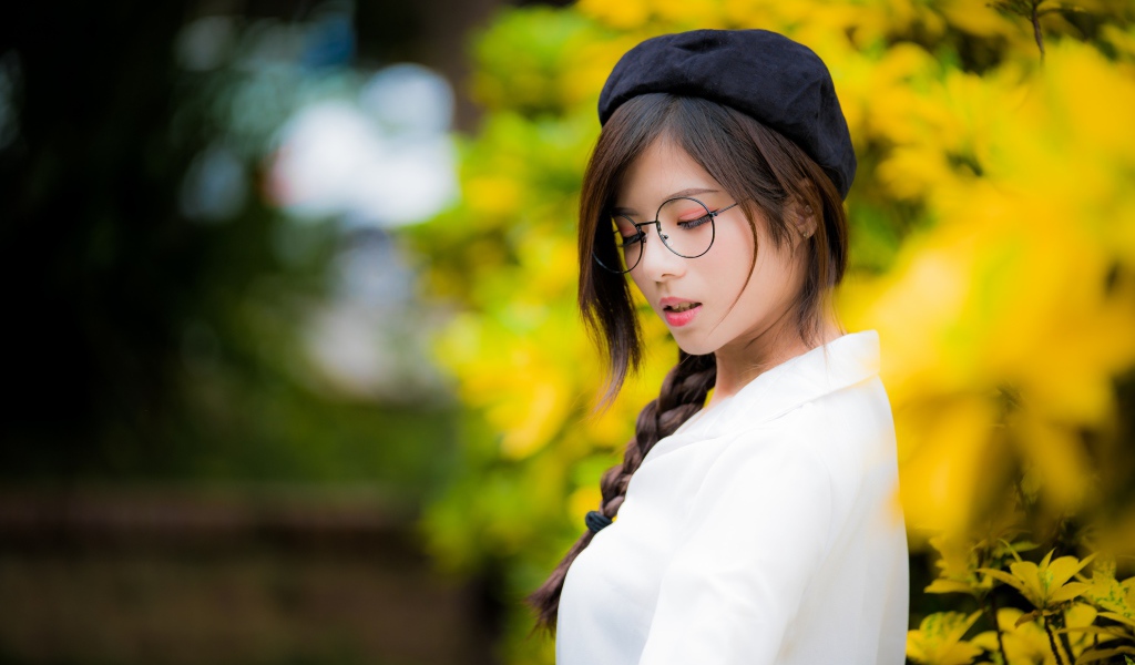 Девушка азиатка в очках и черном берете