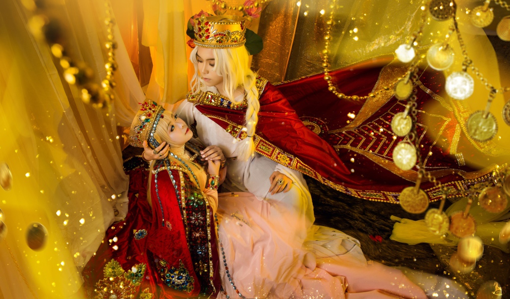 Девушки азиатки в дорогих костюмах с дорогими украшениями, косплей