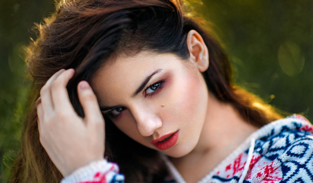 Манящий взгляд молодой брюнетки 