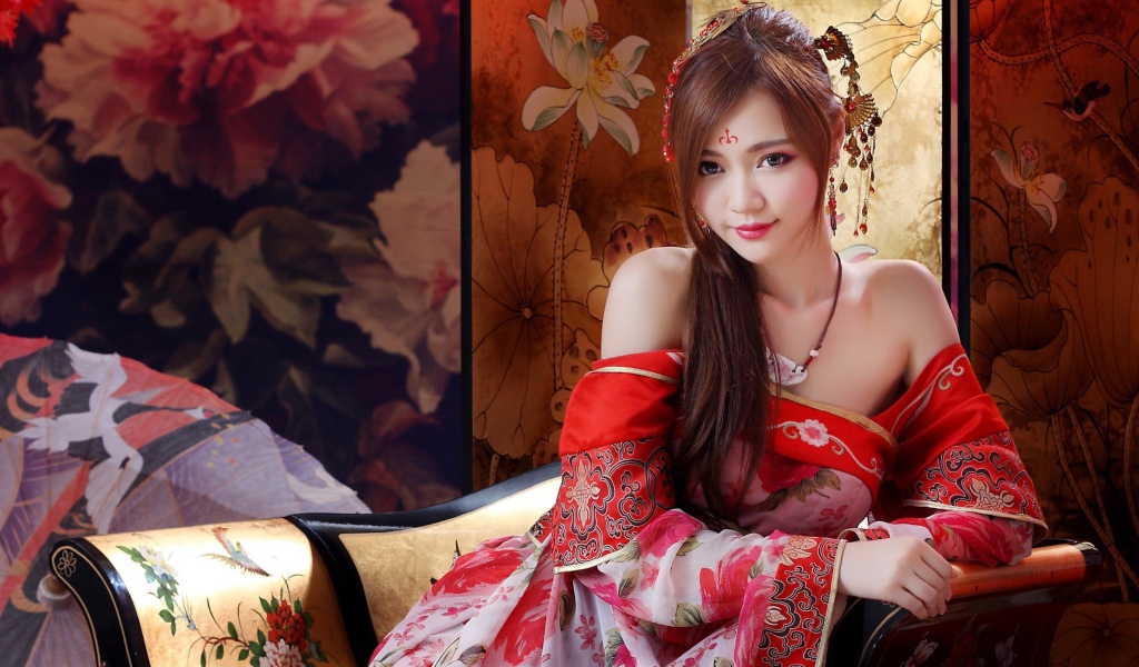 Красивая девушка азиатка в кимоно 