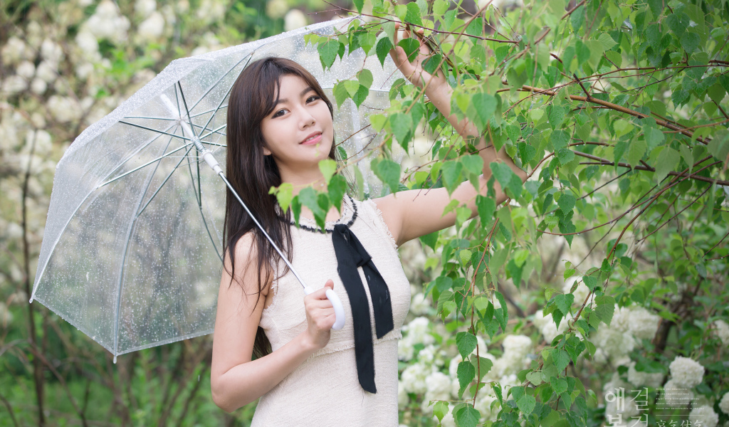 Красивая девушка азиатка с прозрачным зонтом