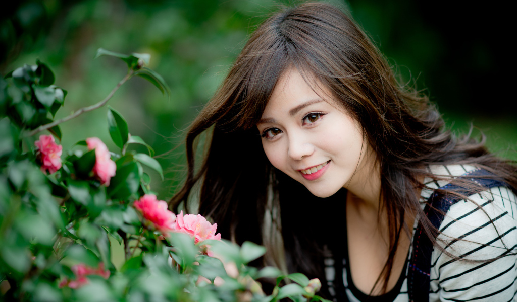 Красивая девушка азиатка с  карими глазами 