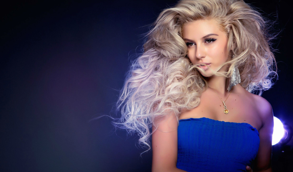 Красивая девушка блондинка в синем платье 