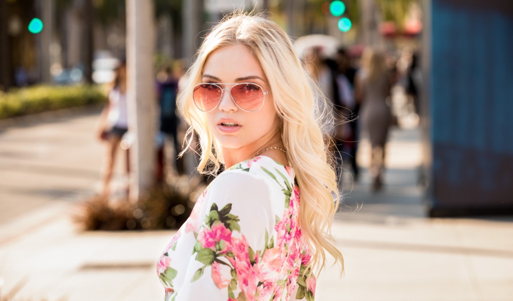 Красивая блондинка модель в солнечных очках